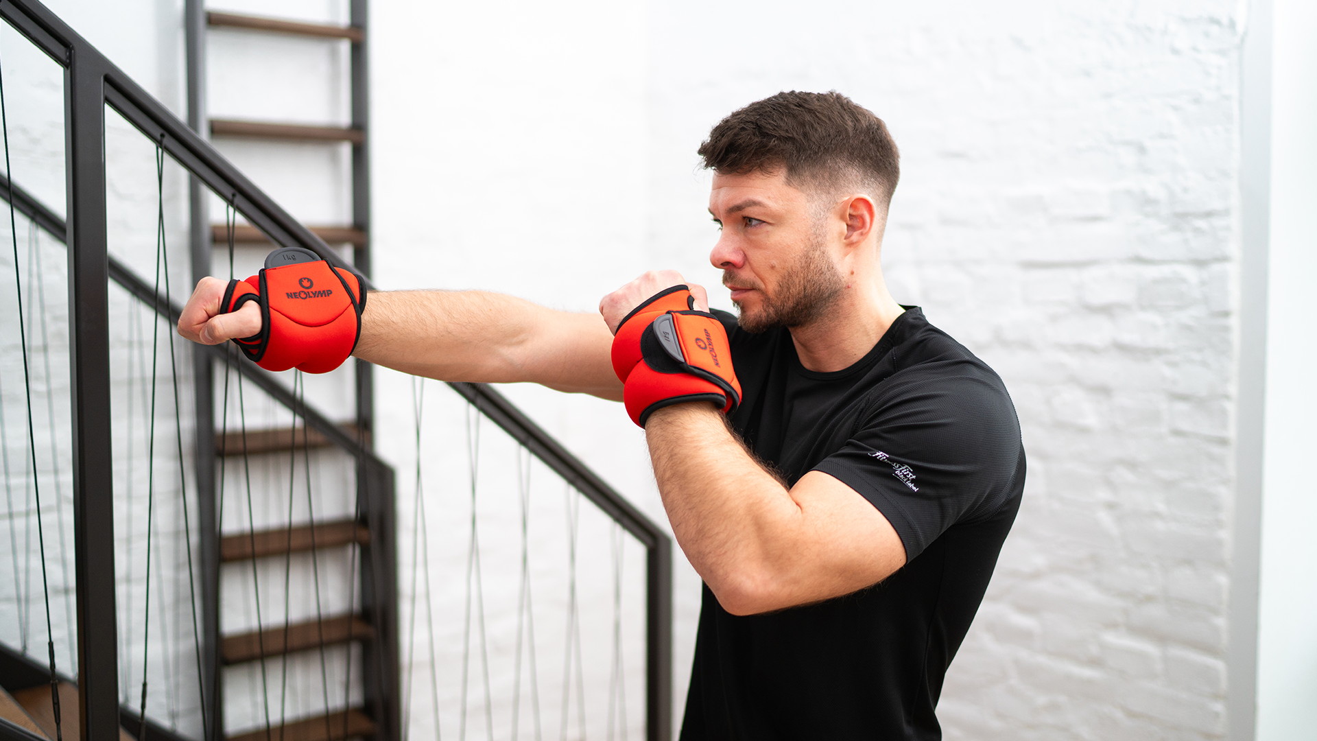 Mann in sportlicher Kleidung führt eine Boxübung mit NEOLYMP Handgelenksgewichten aus. Ideal für intensives Cardio- und Krafttraining.