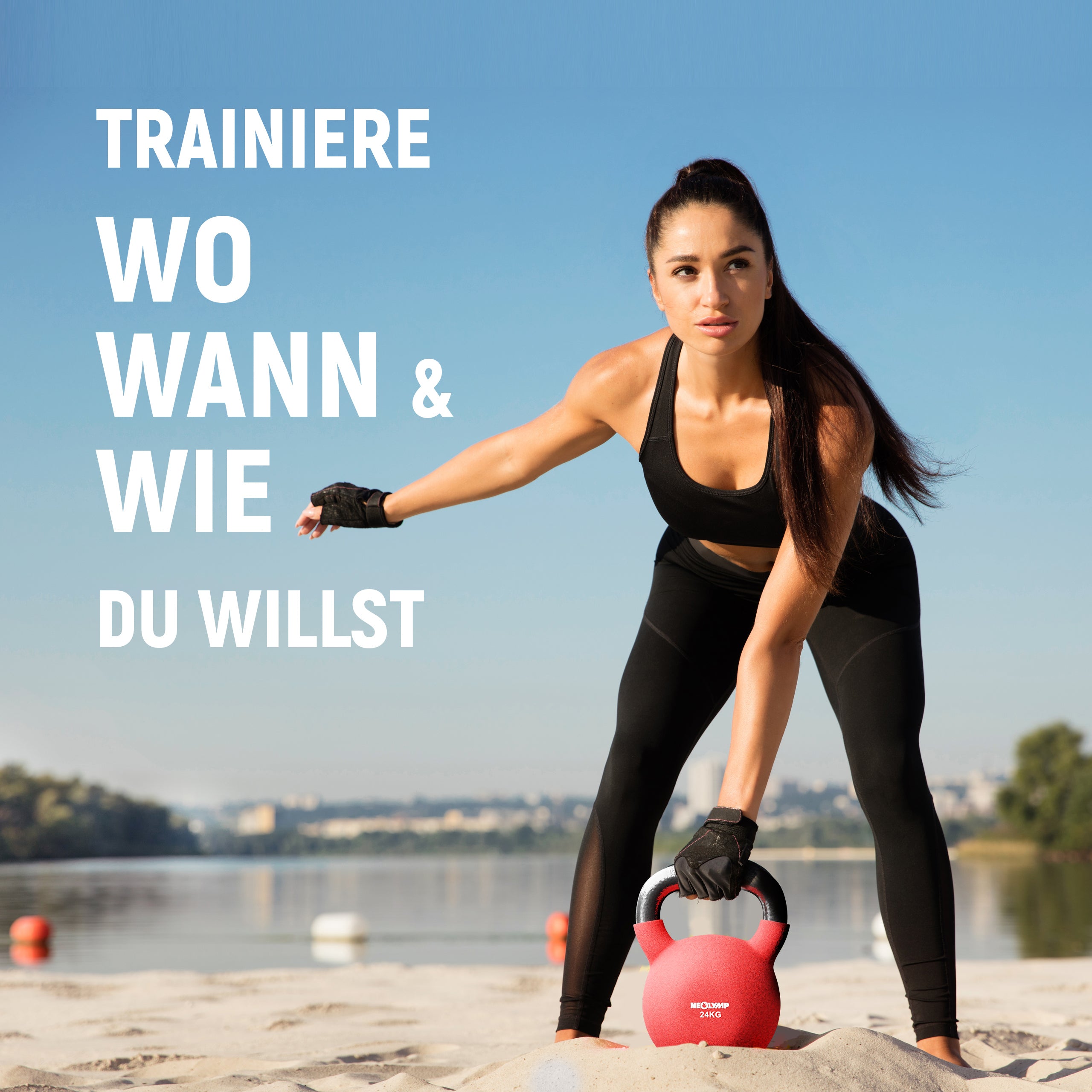 Eine Frau in Sportkleidung trainiert im Freien mit einer roten Neolymp Kettlebell am Ufer eines Sees. Neben ihr steht der Text "Trainiere wo, wann & wie du willst", der die Flexibilität und Freiheit des Trainings betont. Im Hintergrund ist eine ruhige Landschaft mit Bäumen und Wasser zu sehen.