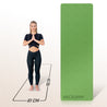 Frau steht auf einer Neolymp Fitnessmatte mit den Maßen 183 cm x 61 cm. Die grüne Matte bietet ausreichend Platz für verschiedene Yoga- und Fitnessübungen.