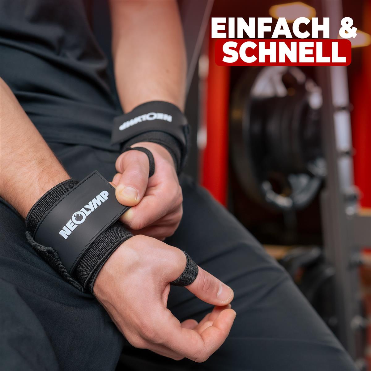 Ein Mann trägt Handgelenkstützen von Neolymp, die ihm helfen, sein Handgelenk für das Training vorzubereiten. Im Hintergrund sind Fitnessgeräte zu sehen. Text auf dem Bild: Einfach & schnell.