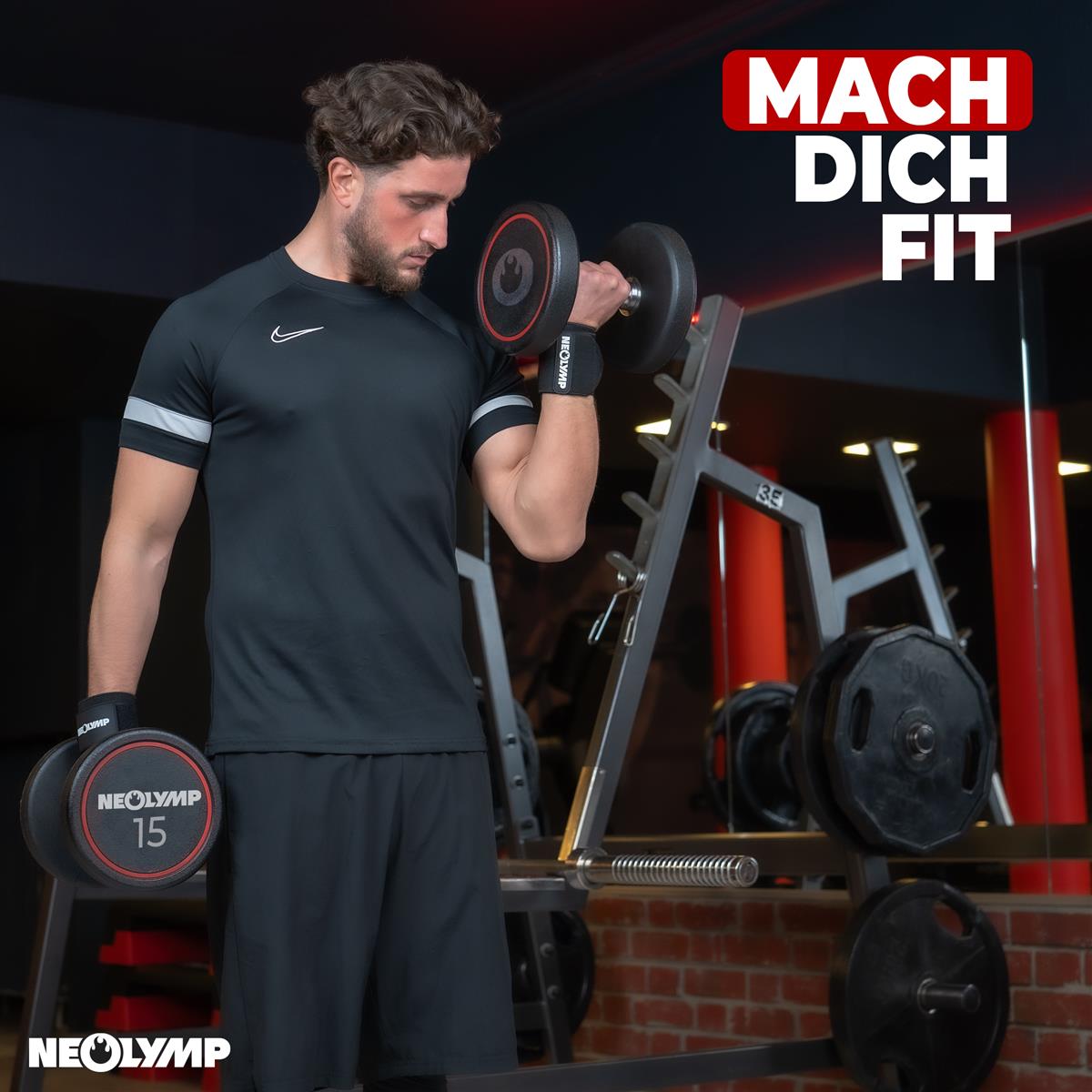 Ein Mann im Fitnessstudio hebt zwei Hanteln von Neolymp, während er ein schwarzes Sportshirt und schwarze Shorts trägt. Im Hintergrund sind Gewichthebegeräte und Hantelscheiben zu sehen. Text auf dem Bild: Mach dich fit.