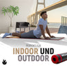 Mann macht eine Yoga-Übung auf einer Neolymp Fitnessmatte mit rotem Rand, im Hintergrund eine Brücke und Text 'Perfekt für Indoor und Outdoor'