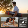 Mann trägt eine aufgerollte Neolymp Fitnessmatte bei Sonnenuntergang; darunter ein kleineres Bild eines Mannes, der eine Fitnessübung auf der Matte macht. Text listet verschiedene Trainingsarten wie Indoor, Outdoor, Bodyweight und Yoga auf.