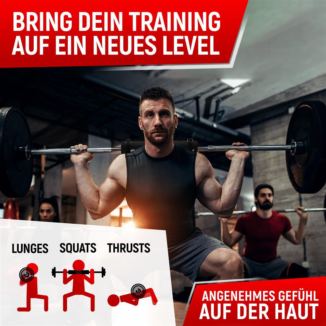 Bring dein Training auf ein neues Level. Angenehmes Gefühl auf der Haut. Geeignet für Lunges, Squats und Thrusts. Mann im Fitnessstudio mit Hantelstange und Nackenpolster, andere Personen trainieren im Hintergrund.