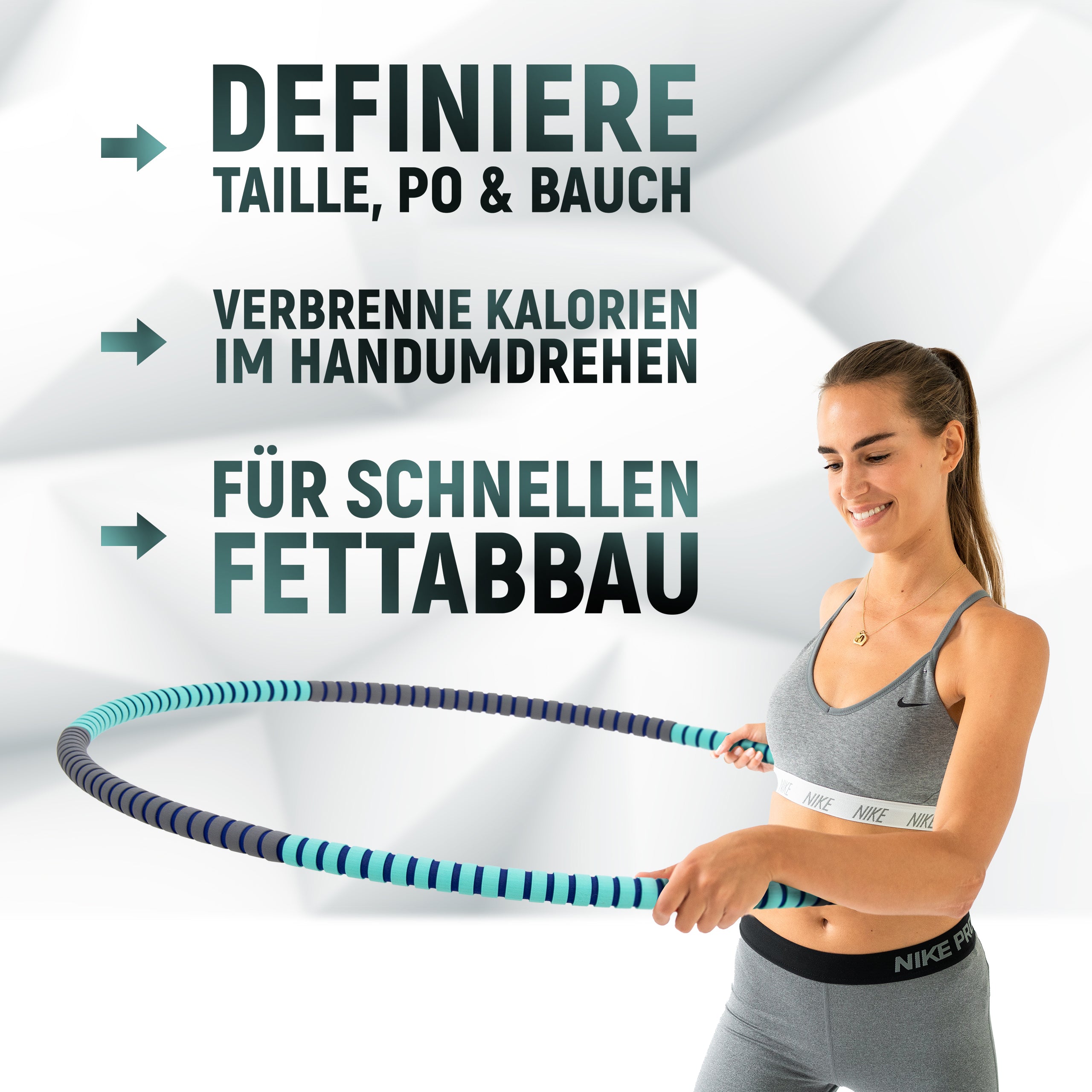 Frau in grauem Sportoutfit mit blau-grün gestreiftem Hula-Hoop-Reifen. Text: 'Definiere Taille, Po & Bauch. Verbrenne Kalorien im Handumdrehen. Für schnellen Fettabbau.'