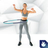 Frau in grauem Sportoutfit, die mit einem blau-grünen Hula-Hoop-Reifen trainiert. Hintergrund mit geometrischem Muster und blauem Flammensymbol in der unteren rechten Ecke.