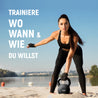 Frau trainiert mit einer Neolymp Kettlebell am Strand. Text: 'Trainiere wo, wann & wie du willst'.