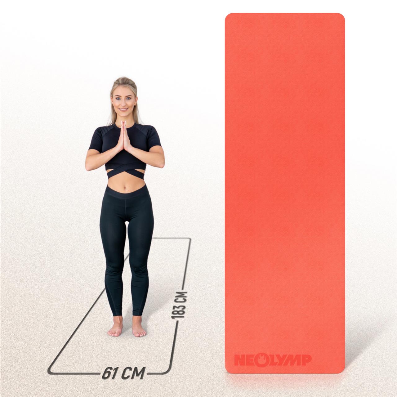 Eine Frau steht in Gebetshaltung auf einer Yogamatte und lächelt. Die Matte ist rot und daneben steht die Aufschrift "NEOLYMP". Die Abmessungen der Matte sind 61 cm in der Breite und 183 cm in der Länge.