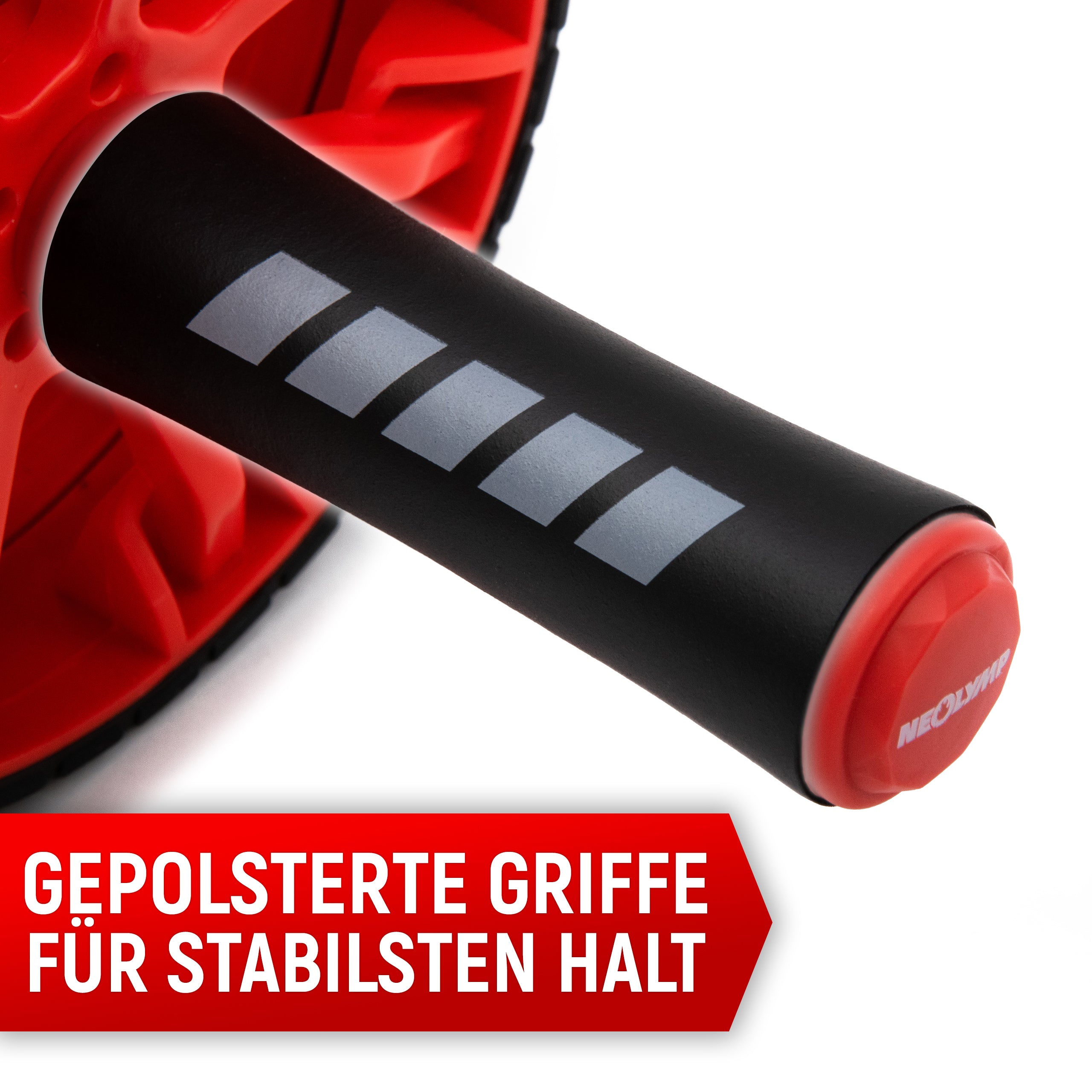 Nahaufnahme des Griffs eines Ab-Rollers mit roten Akzenten. Der Griff ist gepolstert und hat ein rutschfestes Design, was für einen stabilen Halt während des Trainings sorgt. Der Text auf dem Bild hebt die gepolsterten Griffe hervor, die für maximalen Komfort und Kontrolle beim Training ausgelegt sind. Der Hintergrund ist weiß, wodurch der Fokus auf das Design und die Funktionalität des Griffs gelegt wird.